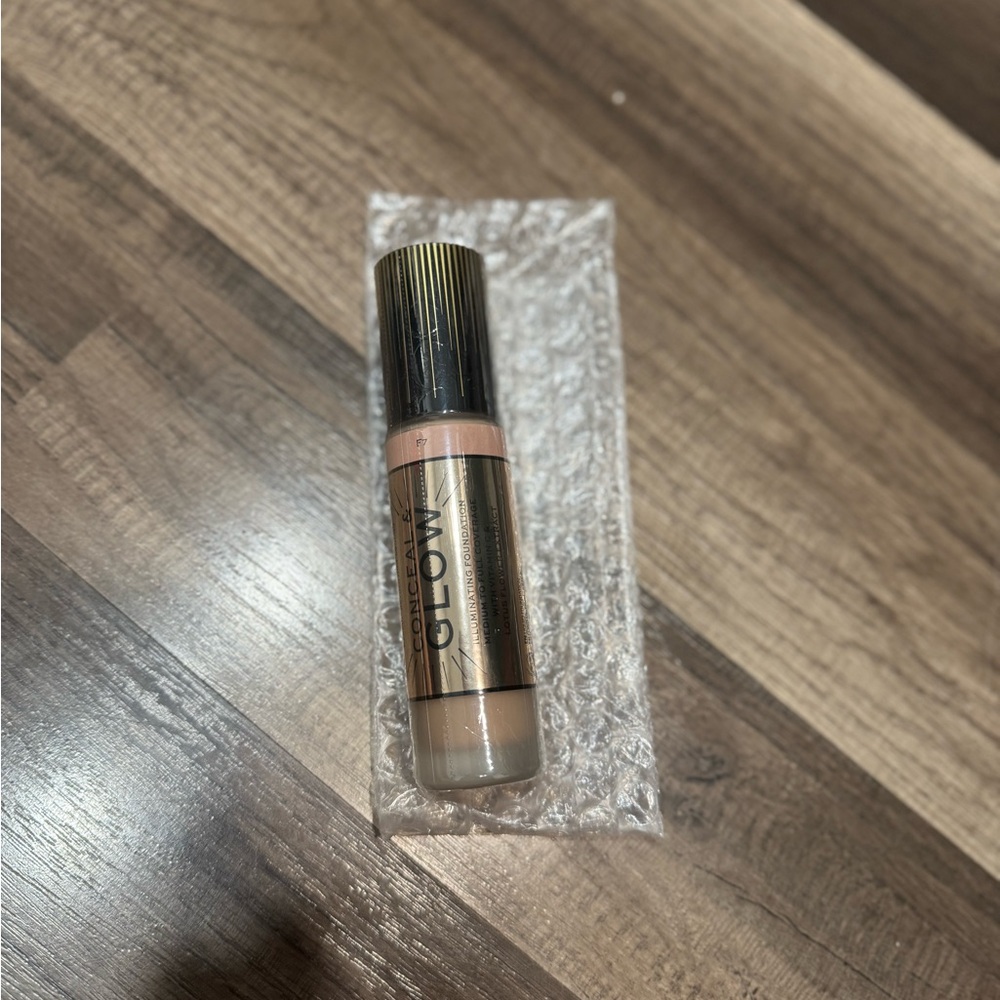 Revolution Conceal & Glow Foundation